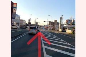 右手に水戸信用金庫赤塚支店が見えてくるので、信号をそのまま直進します。