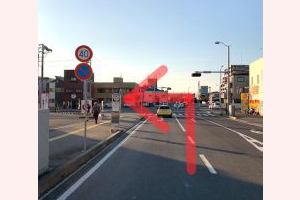 セブンイレブン水戸赤塚1丁目店を過ぎ、信号を左に曲がります。