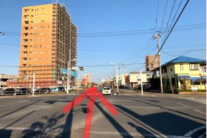 赤塚駅南口前の交差点をそのまま直進します。