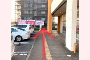 ダイソーヨークタウン水戸赤塚店の前を通り、赤塚駅南口方面に進むと当院が見えてきます。